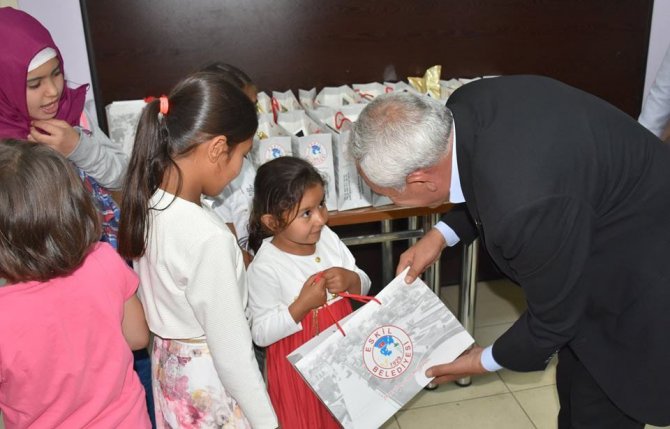 Eskil Belediyesi öksüz ve yetimleri iftar programında bir araya getirdi