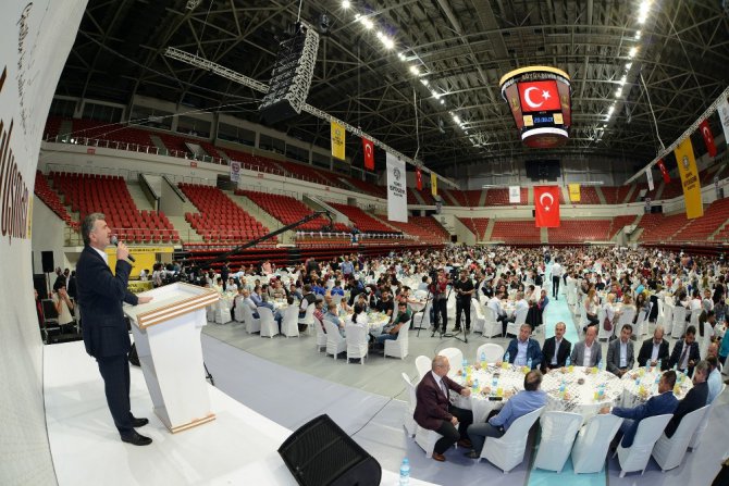 Berber ve kuaför esnafı Büyükşehir’in iftarında buluştu