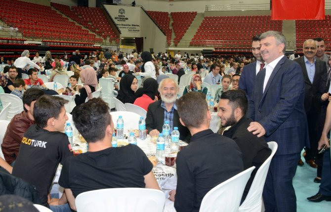 Berber ve kuaför esnafı Büyükşehir’in iftarında buluştu