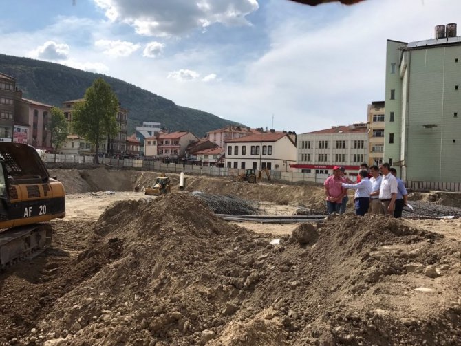 Başkan Akkaya, Dudu Kadın Çarşısı inşaatında incelemelerde bulundu