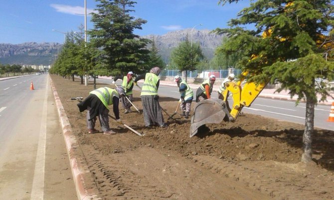 Seydişehir’de park ve bahçelerdeki çalışmalara kadın eli deydi