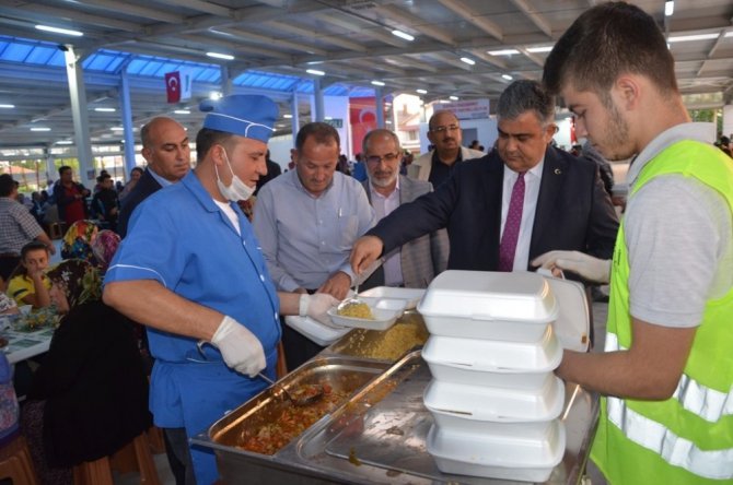 Ereğli’de kapalı pazar kapılarını iftarla açtı