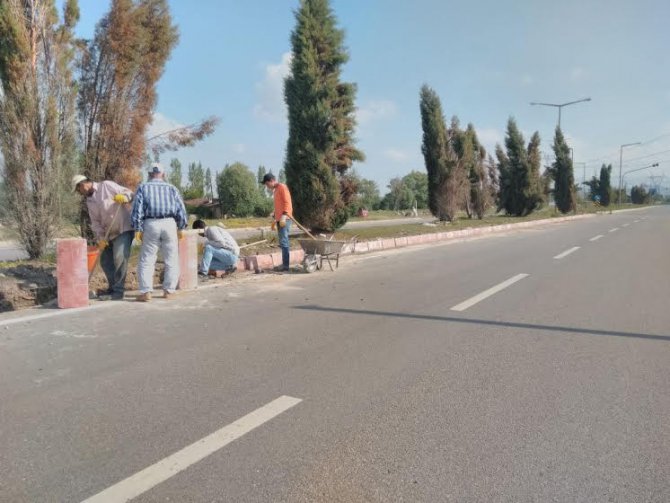 Seydişehir’de damlama sulama hattı yenileme ve çimlendirme çalışması