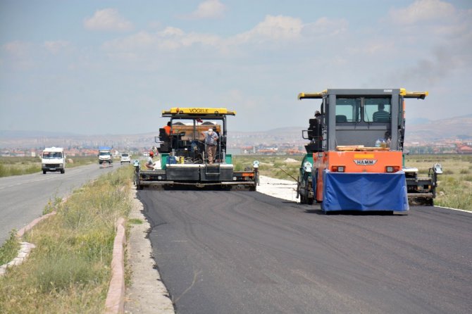 Aksaray Belediyesi organize sanayi yolunu asfaltlıyor