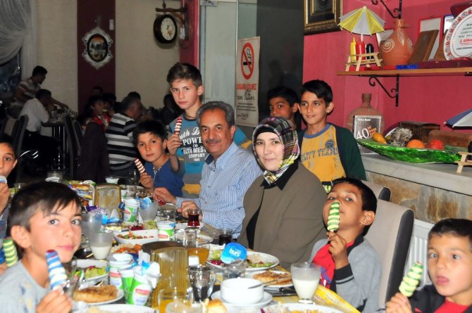 Akşehir Belediyesi ‘dedeler, nineler ve torunları’ iftarda buluşturdu