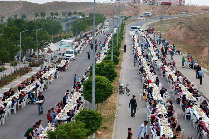 Aksaray Belediyesi TOKİ bölgesinde 8 bin kişiye iftar verdi