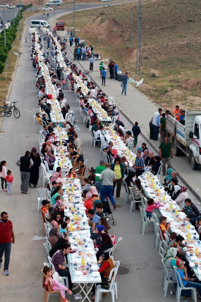 Aksaray Belediyesi TOKİ bölgesinde 8 bin kişiye iftar verdi