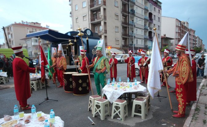 Beyşehir’de mahalle iftarlarında mehter coşkusu