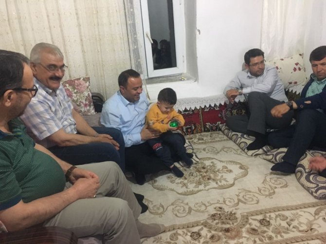 AK Parti heyeti Şehit Kazım Ayın ailesiyle iftar yaptı