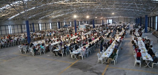 Aksaray Belediyesinin toplu iftarları sürüyor