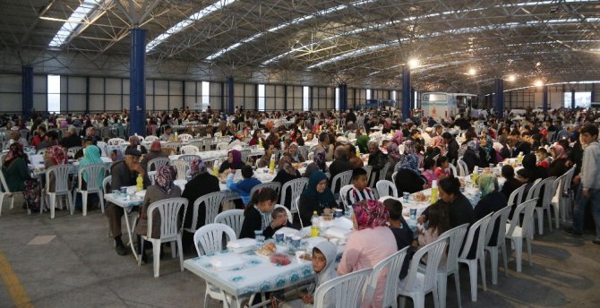 Aksaray Belediyesinin toplu iftarları sürüyor