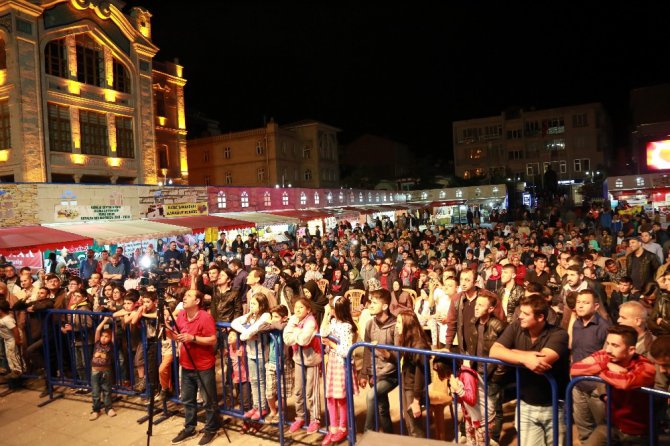 Seksenler dizisi oyuncuları Ramazan Sokağına konuk oldu