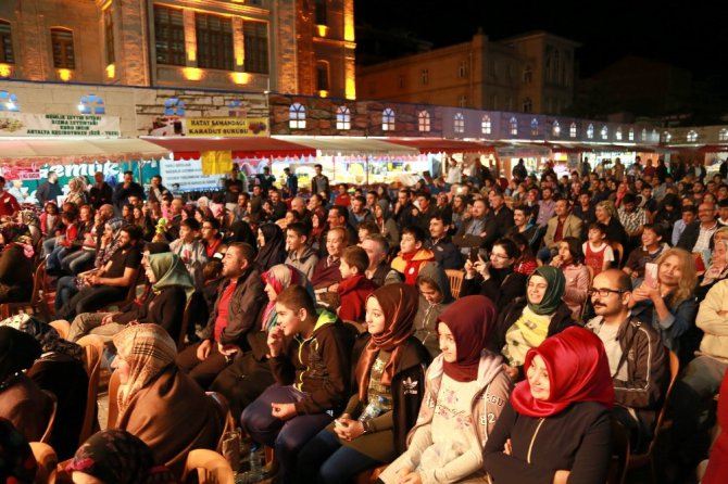 Seksenler dizisi oyuncuları Ramazan Sokağına konuk oldu