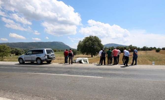 Yemek kamyoneti tarlaya devrildi: 1 ölü, 4 yaralı