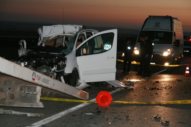 Hafif ticari araç kamyona çarptı: 3 ölü