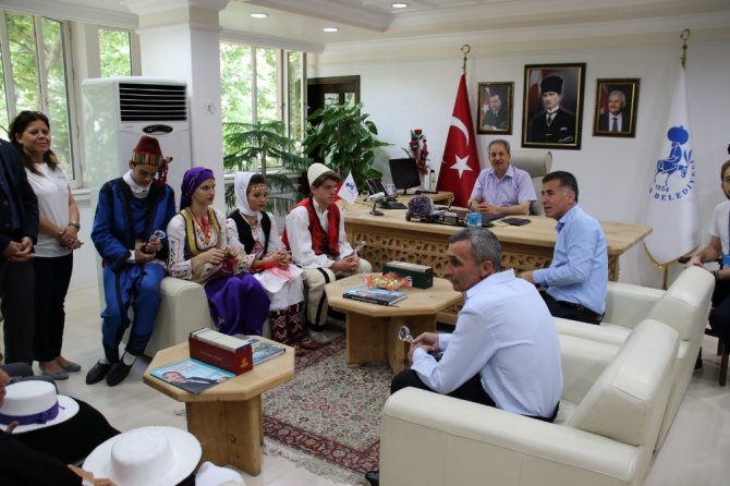 Başkan Akkaya’ya dans ve halk oyunları ekiplerinden ziyaret