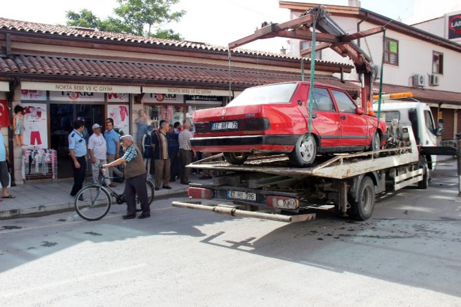 Drift yaparken kaza yapan kadın sürücü otomobili yakmaya çalıştı