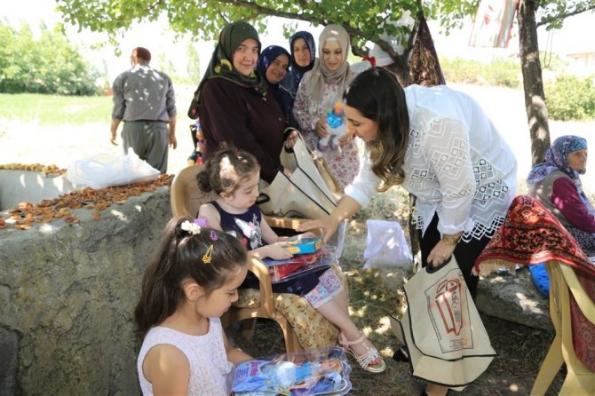 Vali eşi Pekmez’den şehit ailelerini ziyaret