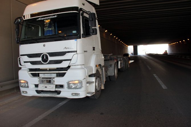 Sürücünün açık unuttuğu tır dorsesi üst geçide takılı kaldı