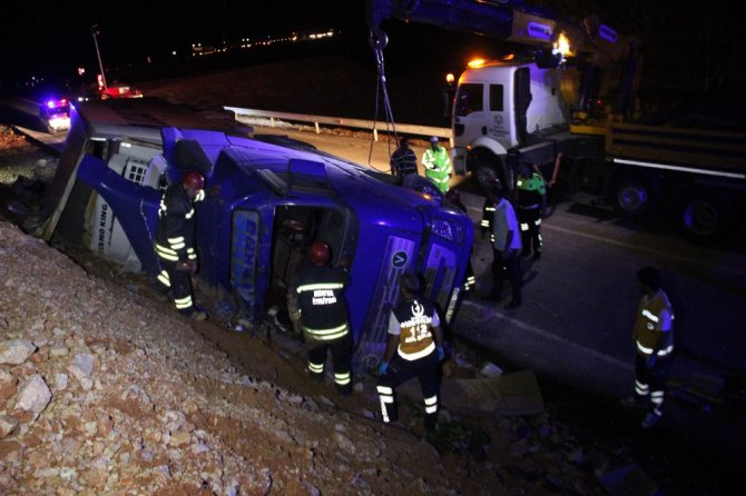 Emniyet kemeri takmayan sürücü tır altında sıkıştığı yerden 2 saatte kurtarıldı