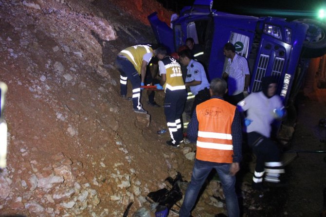 Emniyet kemeri takmayan sürücü tır altında sıkıştığı yerden 2 saatte kurtarıldı