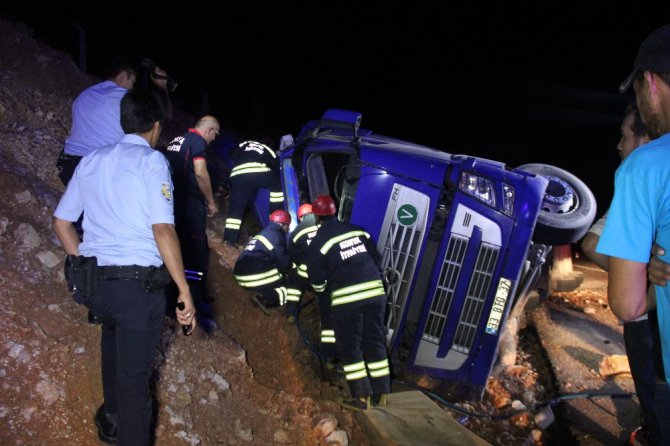 Emniyet kemeri takmayan sürücü tır altında sıkıştığı yerden 2 saatte kurtarıldı