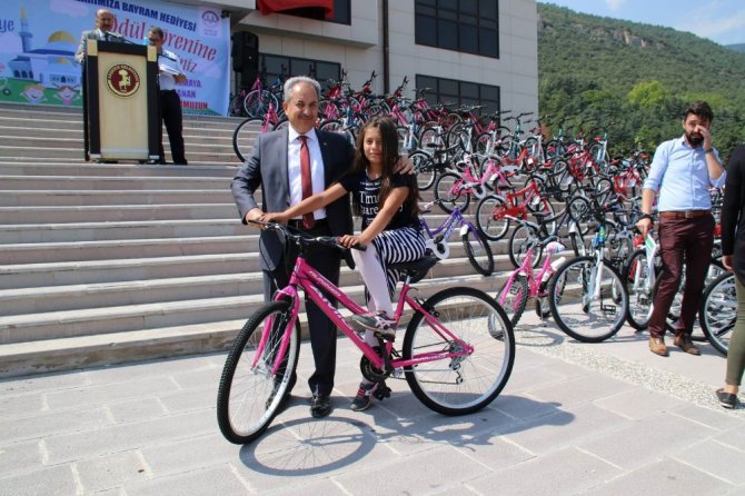 Akşehir Belediyesinden namaza giden 333 çocuğa bisiklet
