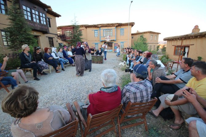 Sanatçıların köyünde ‘güvey okşaması’ canlandırıldı