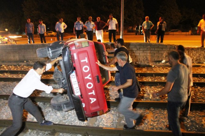 Kamyonet, hareket halindeki tramvayın önüne düştü