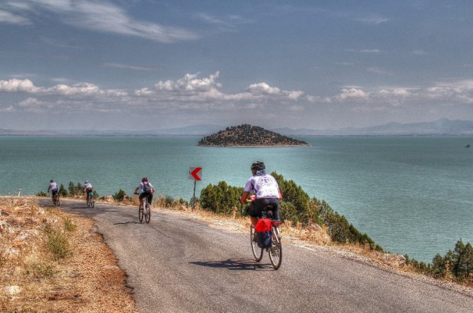 Beyşehir Gölü etrafında pedal çevirecek