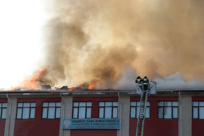 Okulların açılmasına bir hafta kala İmam Hatip Lisenin çatısı yandı