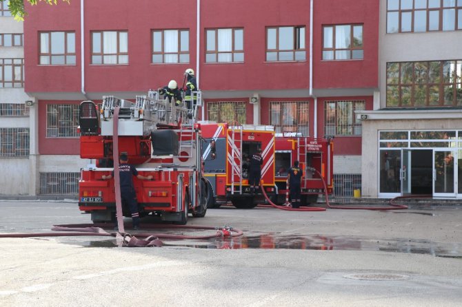 Okulların açılmasına bir hafta kala İmam Hatip Lisenin çatısı yandı