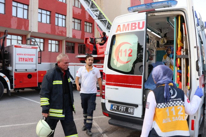 Okulların açılmasına bir hafta kala İmam Hatip Lisenin çatısı yandı