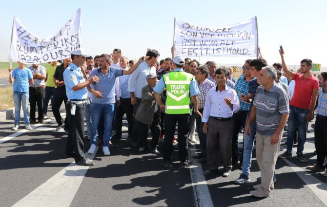 Aksaray’da köy halkı karayolunu trafiğe kapattı