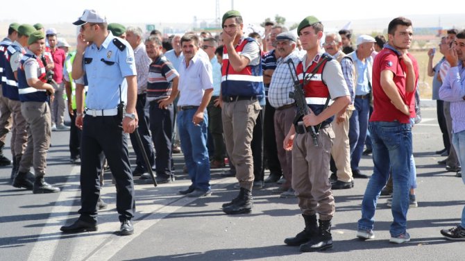 Aksaray’da köy halkı karayolunu trafiğe kapattı