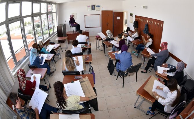 Öğretmen adayları KOMEK ve ASEM’de yeni açılan merkezler için ter döktü