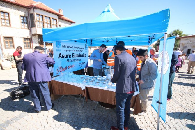 Beyşehir Belediyesi’nden vatandaşlara aşure ikramı