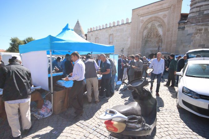 Beyşehir Belediyesi’nden vatandaşlara aşure ikramı