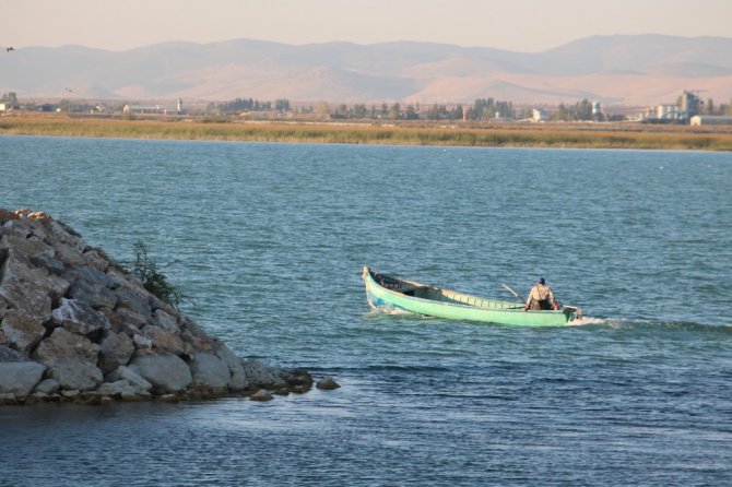 Beyşehir’de, balıkçılar bilinçsiz avlanmadan dertli