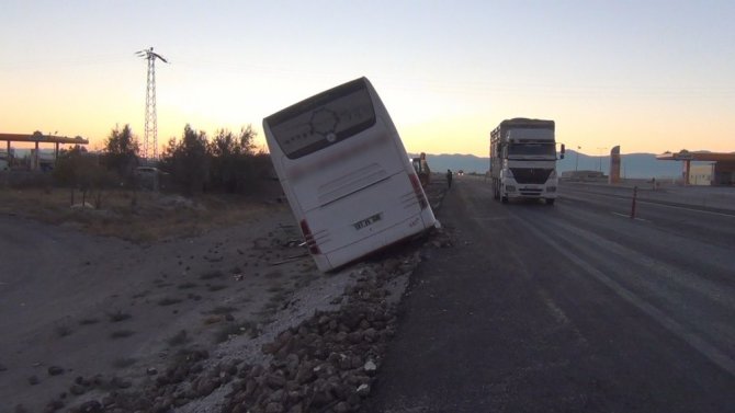 Yolcu otobüsü kamyona çarptı: 1 ölü, 20 yaralı