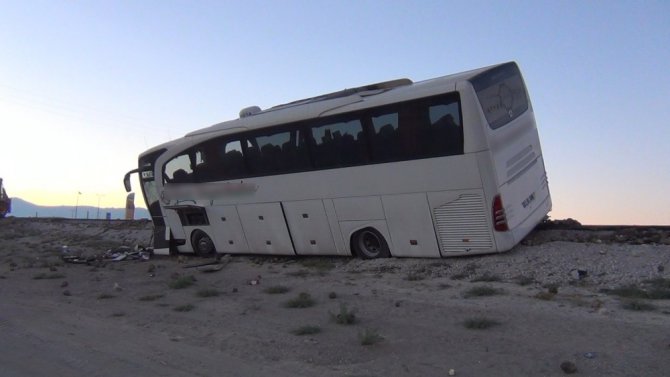 Yolcu otobüsü kamyona çarptı: 1 ölü, 20 yaralı