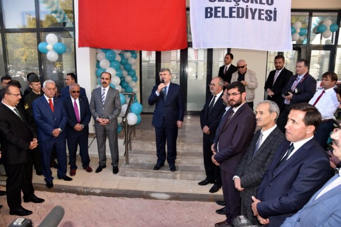 Başkan Altay’dan muhtarlara anlamlı hediye