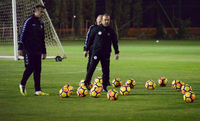 Atiker Konyaspor Mehmet Özdilek yönetiminde ilk çalışmasını yaptı