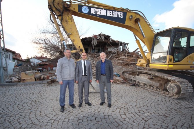Beyşehir’de metruk binaların yıkımı gerçekleştiriliyor