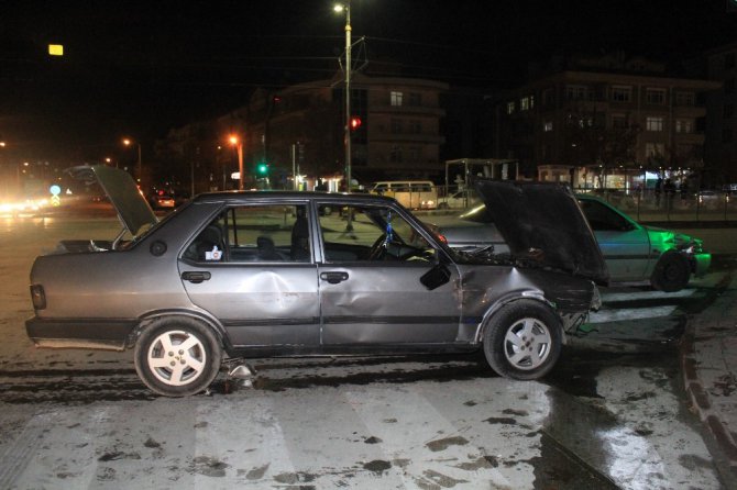 Polisten kaçıp 4 araca çarptı, 