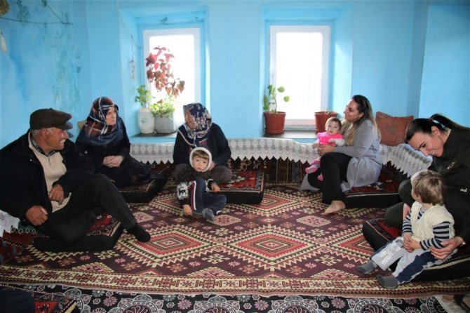 Vali eşi Pekmez şehit ailelerini ziyaret ediyor