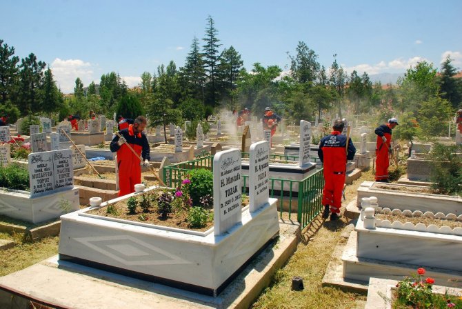 Konya’nın 31 ilçesindeki mezarlıklar artık daha bakımlı