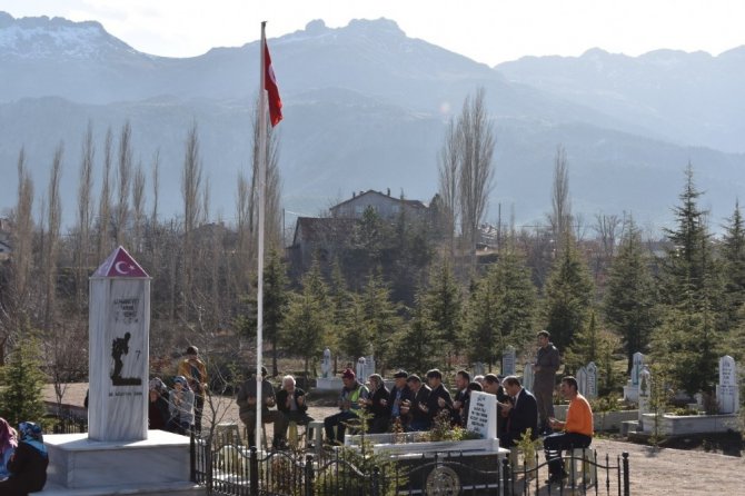 El-Bab şehidi Okan Altıparmak mezarı başında anıldı