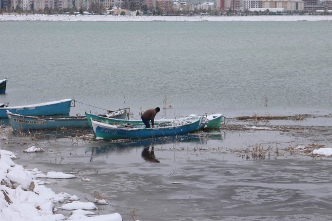 Beyşehir Gölü’nde avlanmaya kar molası