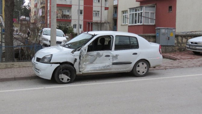 Okul servisi ile otomobilin çarpıştığı kaza kamerada